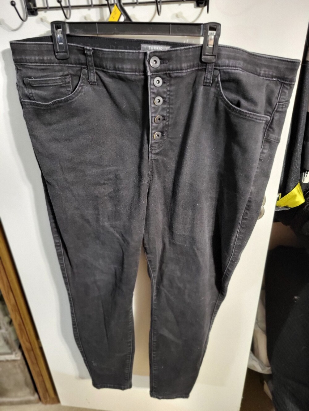 TORRID BLACK WOMANS BUTTON DOWN SKINNY JEANS SZ 24R